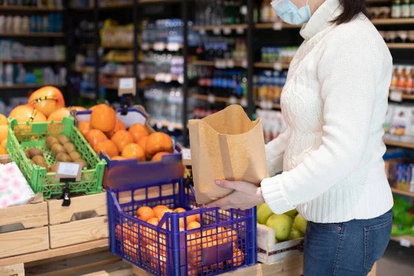 Shopping i liten livsmedelsbutik under covid-19-pandemin. — Stockfoto