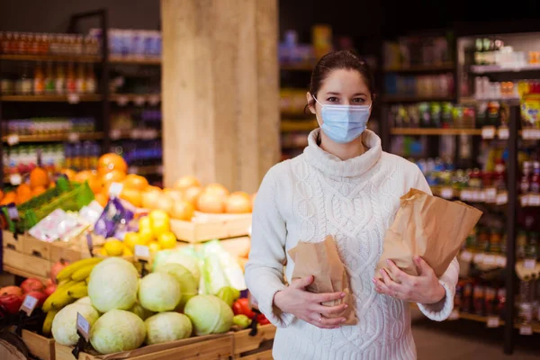 Compras en una pequeña tienda de comestibles durante la pandemia de covid-19. —  Fotos de Stock
