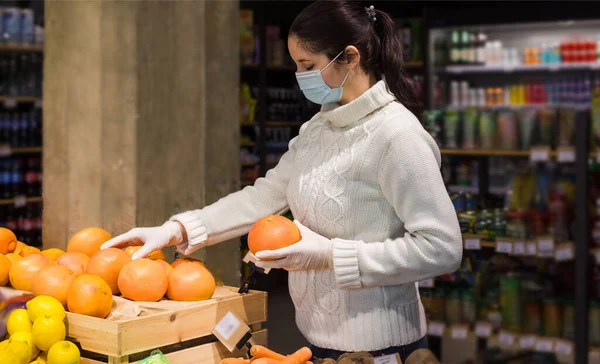 Compra de comestibles en un supermercado o tienda durante una pandemia —  Fotos de Stock