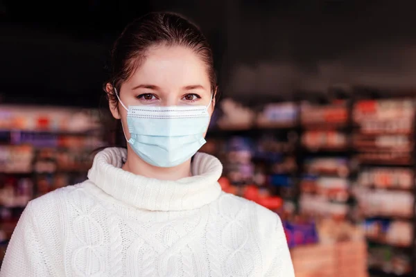 Öffentlicher Dienst kümmert sich mit Schutzmasken um Kunden — Stockfoto