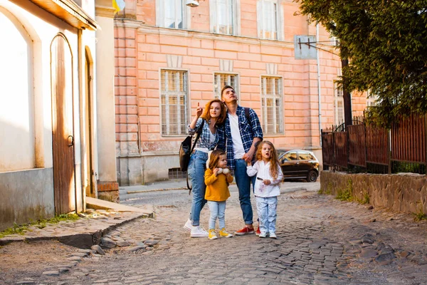Rodzina spaceruje latem po starym mieście. — Zdjęcie stockowe