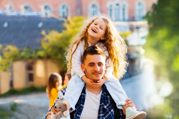 Papa et fille passer un bon moment pendant le voyage — Photo