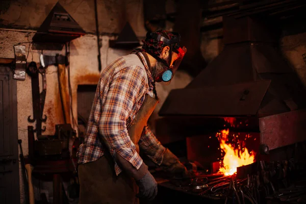 Fuego del herrero en el taller de herreros. — Foto de Stock