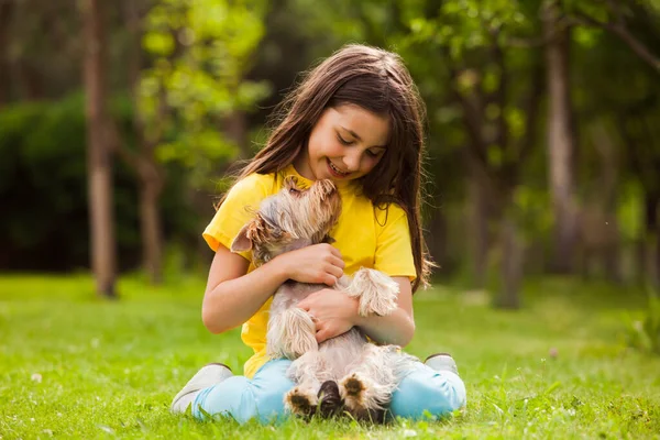 Das kleine Mädchen freut sich über den kleinen Hund — Stockfoto