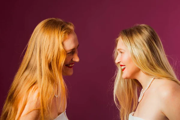 Zwei Frauen stehen einander gegenüber und berühren sich an den Köpfen — Stockfoto