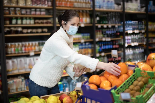 Compras en una pequeña tienda de comestibles durante la pandemia de covid-19. —  Fotos de Stock