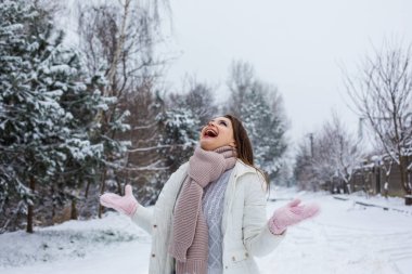Çocuk gibi hisseden bir kadın kışın eğleniyor.