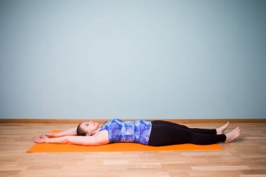 Kapalı gözlerle derin derin nefes alan bir yerde dinlenmek.