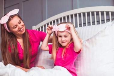 Anne ve kızı uyandıktan sonra güzellikleriyle meşgul olurlar.