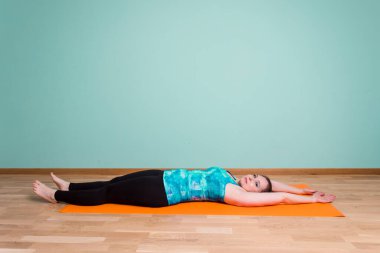 Kapalı gözlerle derin derin nefes alan bir yerde dinlenmek.