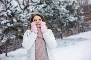 Kadın kış parkında yürümekten hoşlanıyor.