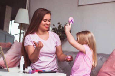 Anne-kız için güzellik salonu.