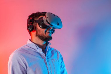 Sanal gerçeklikte soyut ağ ve zincirlerle insan bağlantısı