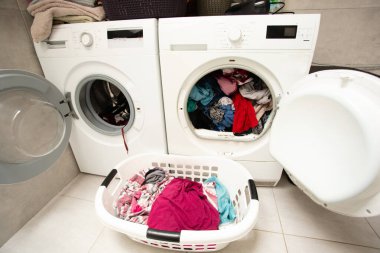 Odada büyük miktarda çamaşır kuruyor.