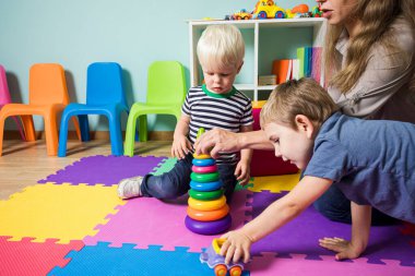 Anaokulundaki çocuklar oyuncaklarla oynuyorlar.