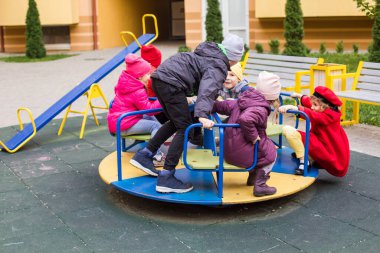 Karantina sırasında çocuk parkındaki üzgün küçük kız arkadaşlar.