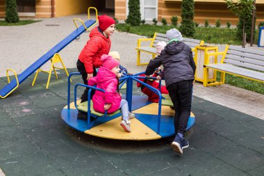 Karantina sırasında çocuk parkındaki üzgün küçük kız arkadaşlar.