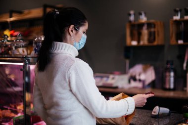 Kadın para yerine ulaşılamaz ödemeyi seçiyor.