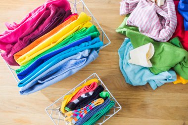 Konmari metoduyla düzenli ve düzenli kıyafetler.