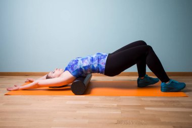 Evde kullanmak için kas düzeltme teknikleri uygulanıyor.