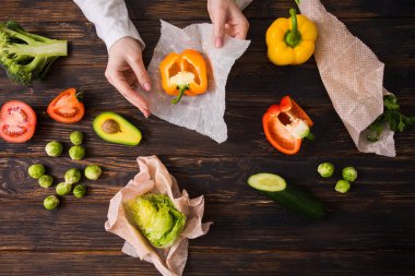 Plastiksiz mutfak konsepti. Balmumu üzerlerinde yiyecek ile sarılır.