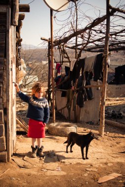 SEREDNIE, UKRAINE - 09 Mart 2011: Yoksulluk iyi yaşama arzusunu öldürmeyecek