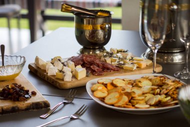 Şampanya ve aperatiflerle iki kişilik parti.