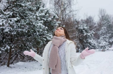 Esmer kadın kışın dışarıda eğleniyor.