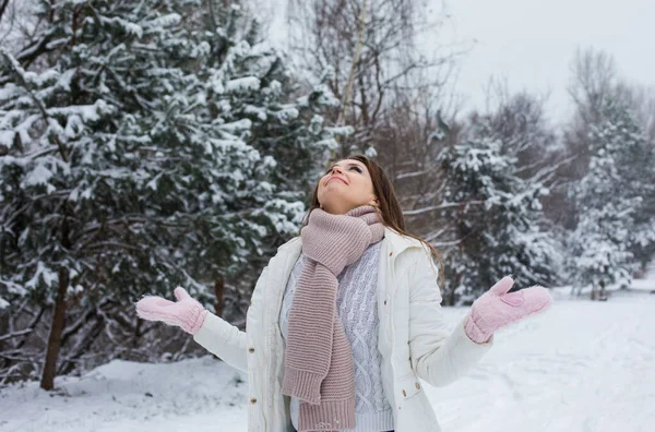 Esmer kadın kışın dışarıda eğleniyor.