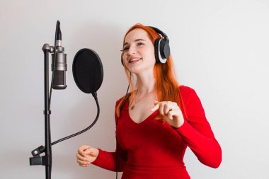 Profesyonel şarkıcı yeni bir şarkı kaydetmeye hazırlanıyor.