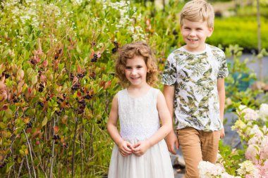 Botanik bahçesindeki sevimli sarışın çocuk.