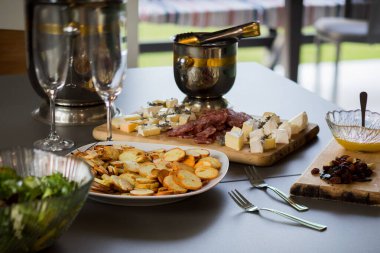 Şampanya ve aperatiflerle iki kişilik parti.