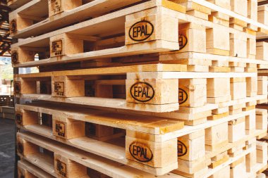 Kyiv, Ukrayna - 20 Eylül 2019: EPAL palet yığınlarını kapatın