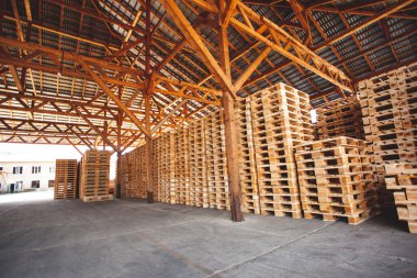 Paletler ambarın tam ortasında.