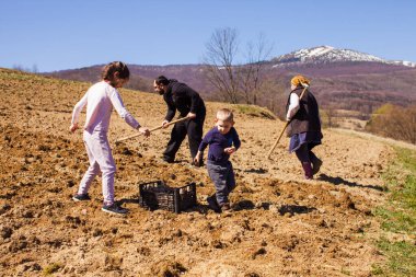 Küçük yardımcıların yardımı paha biçilemez.