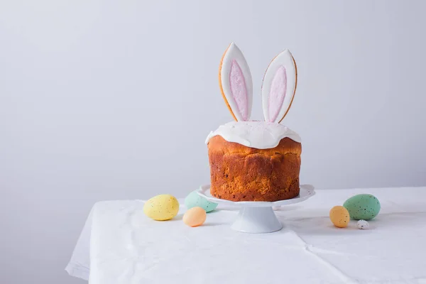 Minimalistic style Easter cake decor, white background — Stock Photo, Image