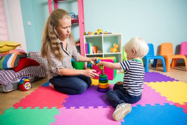 Anaokulundaki çocuklar oyuncaklarla oynuyorlar.