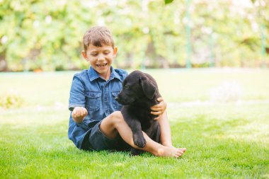 Yavru köpek tüm sevgisini genç sahibine veriyor.