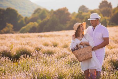 Lavanta tarlasında kucaklaşan sevimli genç çift