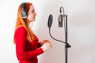 Profesyonel şarkıcı yeni bir şarkı kaydetmeye hazırlanıyor.