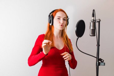 Profesyonel şarkıcı yeni bir şarkı kaydetmeye hazırlanıyor.