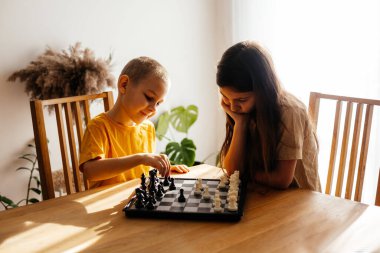 Çocuklar satranç oynarken harika vakit geçiriyorlar.