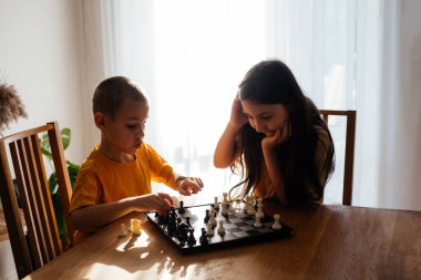 Çocuklar satranç oynarken harika vakit geçiriyorlar.