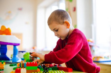 Anaokulu çocuğu bir inşaatçıyla oyuna daldı.