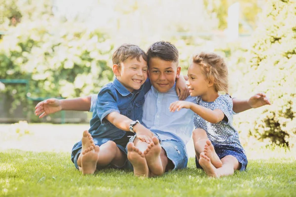 En iyi arkadaşlar yeşil çimlerde eğleniyor.