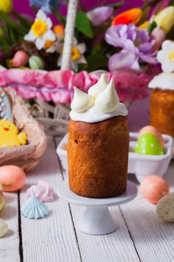 Kapalı küçük Paskalya ekmekleri, üstünde şirin süslemeler var.