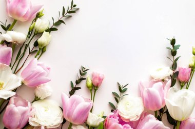 Pembe ve beyaz çiçekler beyaz üzerinde sınır tasarımı