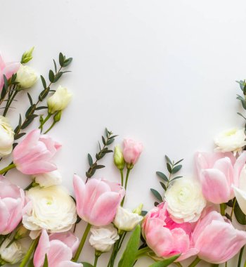 Pembe ve beyaz çiçekler beyaz üzerinde sınır tasarımı