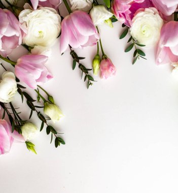 Pembe ve beyaz çiçekler beyaz üzerinde sınır tasarımı