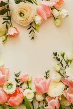 Pembe ve beyaz çiçekler beyaz üzerinde sınır tasarımı